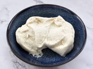 4、老面红枣花样馒头,发酵好的面团呈蜂窝状。