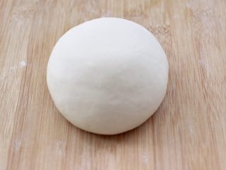 5、老面红枣花样馒头,把发酵好的面团,排气揉匀后。