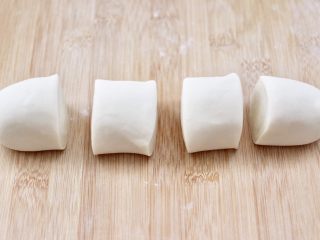 6、老面红枣花样馒头,把揉好的面团分成四份。