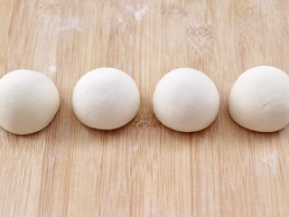 7、老面红枣花样馒头,然后把分好的小面团,分别依次揉匀滚圆。