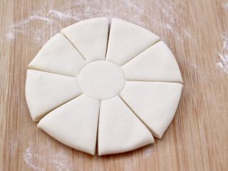 9、老面红枣花样馒头,然后用刀先均匀地切成8份。