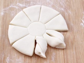 10、老面红枣花样馒头,同一个方向翻转半圈,用手把底下捏紧。