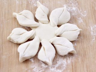 11、老面红枣花样馒头,这样花样馒头的胚就做好了。