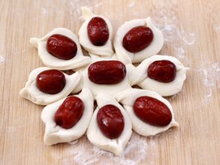 12、老面红枣花样馒头,把泡发好的红枣,放到馒头胚上。