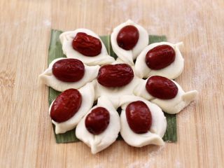 13、老面红枣花样馒头,底下铺上粽子叶就可以了。