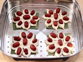 14、老面红枣花样馒头,依次做完所有的红枣花样馒头,放入蒸屉里进行二次发酵。