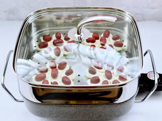 15、老面红枣花样馒头,发酵至1.5倍时,大火烧开蒸15分钟,焖5分钟即可。