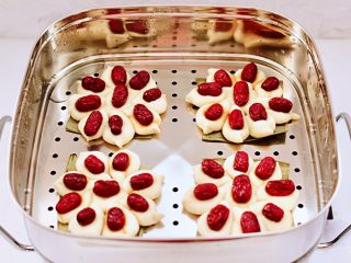 16、老面红枣花样馒头,好吃又好看的红枣花样馒头出锅咯。