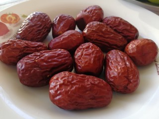 1、红枣馒头,红枣洗干净。隔水上锅蒸15分钟。