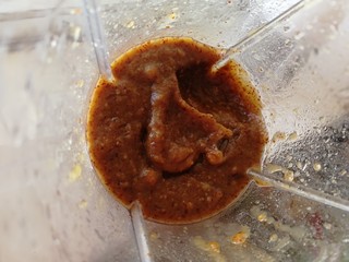 2、红枣馒头,去核，放料理机里，加少许水打成泥。