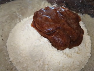 5、红枣馒头,加入打好的枣泥。