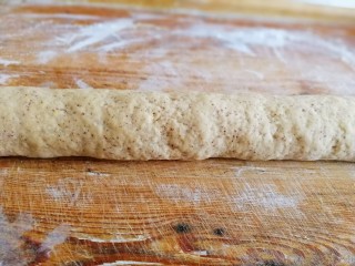 10、红枣馒头,面团排气揉搓成长条状。