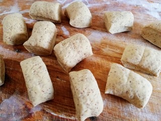 11、红枣馒头,用刮板平均切成12个剂子。