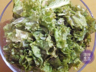 3、凉拌生菜,手撕生菜2至3厘米短节，放入器皿。