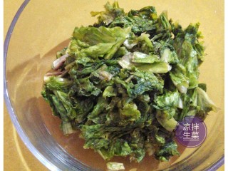 4、凉拌生菜,加入精盐和白糖腌制，并用手指轻柔均匀，静放片刻。