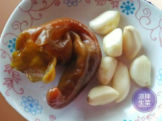 5、凉拌生菜,期间，洗好泡菜青椒（自制）和大蒜。