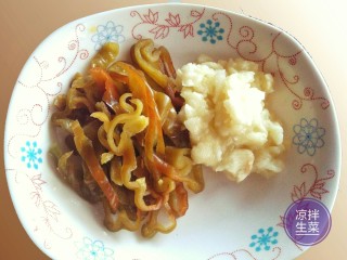 6、凉拌生菜,青椒切丝，大蒜剁碎（或砸成蒜泥）。