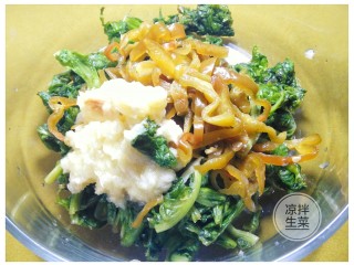 7、凉拌生菜,蒜泥 青椒丝加入腌好的生菜里。