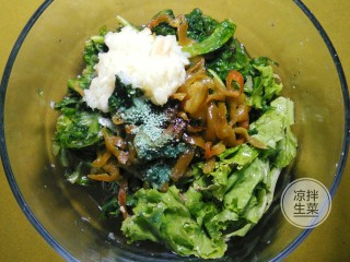 8、凉拌生菜,继续加入鸡精 香油 白醋（海天米醋）。