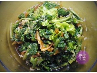 9、凉拌生菜,搅拌均匀待用。