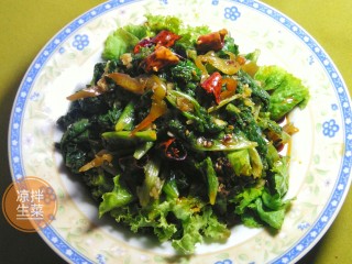 12、凉拌生菜,把容器里的备好的食材倒在盘里，盖在新鲜菜叶之上，加入红油辣椒就可以了。