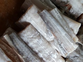 2、红烧带鱼,2.用刀将带鱼切成，长度适量的段。