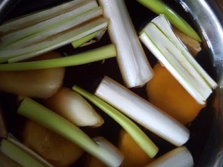 8、红烧带鱼,8.葱姜蒜放入容器中，加入盐，糖食用醋与酱油和水。