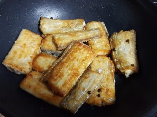 9、红烧带鱼,9.重新烧热炒锅，将煎好的带鱼段放在炒锅中。