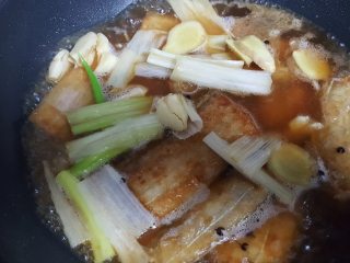 11、红烧带鱼,11.以汤汁没过带鱼为准。