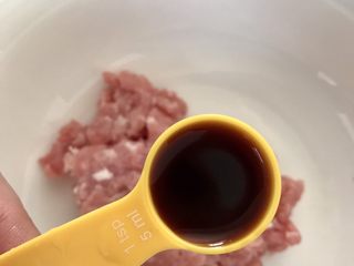 1、韭菜肉松粥,将1茶匙生抽放入肉糜中搅匀入味十五分钟。