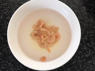 2、韭菜肉松粥,虾米温水泡软。