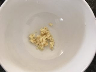 5、韭菜肉松粥,姜切成茸。