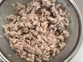 6、韭菜肉松粥,肉糜放碗中用开水焯烫后沥干。