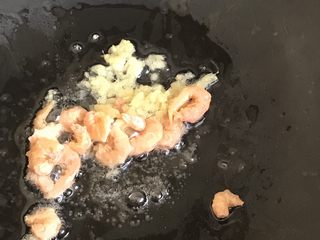 8、韭菜肉松粥,放入虾米炒香。