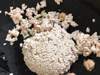 9、韭菜肉松粥,放入肉糜，淋入1/2匙陈酒炒匀。