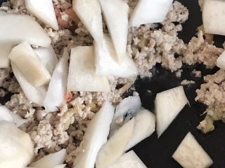 10、韭菜肉松粥,放入杏鲍菇炒匀，并把杏鲍菇炒熟。