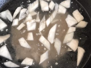 11、韭菜肉松粥,放入清高汤，开大火烧至沸腾。