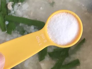 14、韭菜肉松粥,洒入1茶匙盐。