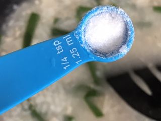 15、韭菜肉松粥,洒入1克味精。