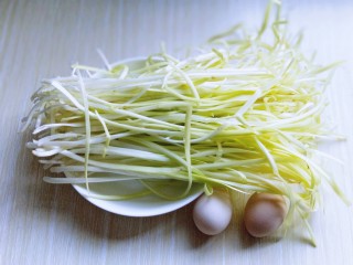 1、#适合冬天的菜#韭黄炒鸡蛋,准备好食材。