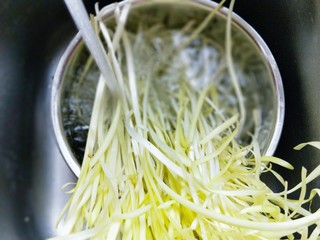 2、#适合冬天的菜#韭黄炒鸡蛋,将韭黄摘掉不新鲜的叶子，用冷水冲洗干净，泡5分钟，