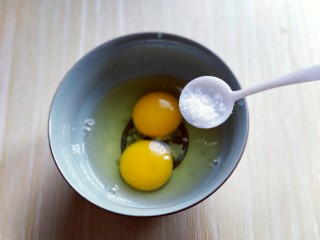 3、#适合冬天的菜#韭黄炒鸡蛋,鸡蛋敲再碗里，加入盐。