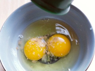 4、#适合冬天的菜#韭黄炒鸡蛋,再加入十三香。