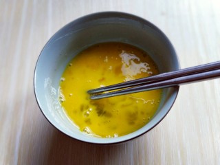 5、#适合冬天的菜#韭黄炒鸡蛋,用筷子抽打，打散。