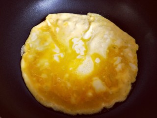 6、#适合冬天的菜#韭黄炒鸡蛋,起油锅，油温7成时倒入打散的蛋液，小火煎鸡蛋饼。