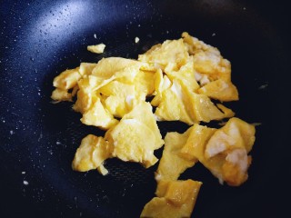 7、#适合冬天的菜#韭黄炒鸡蛋,待蛋液凝固后用铲子将鸡蛋饼切小块，盛出备用。