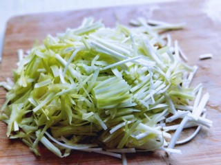 8、#适合冬天的菜#韭黄炒鸡蛋,将洗干净的韭黄切段。