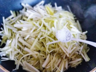 11、#适合冬天的菜#韭黄炒鸡蛋,加入盐。