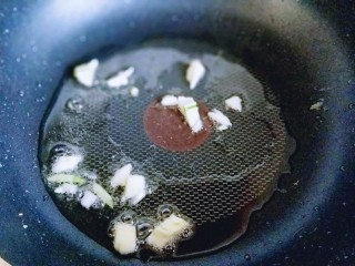 9、#适合冬天的菜#韭黄炒鸡蛋,再次起油锅，加入切好的蒜炒香。