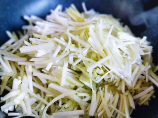 10、#适合冬天的菜#韭黄炒鸡蛋,再加入切好的韭黄。